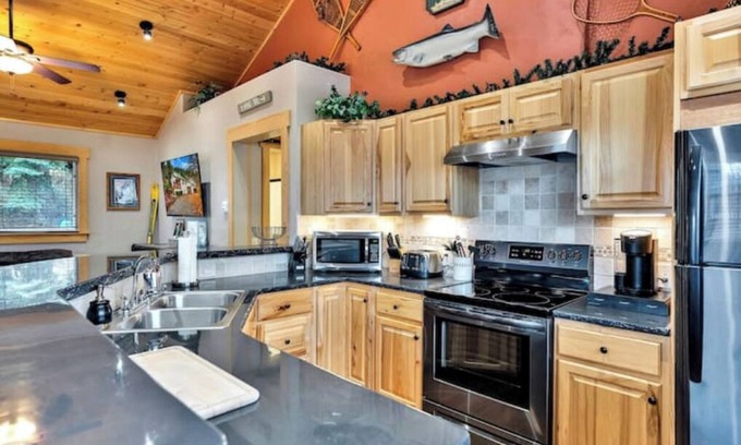 Kellogg House | Park Ave on the Hill w/new Hot Tubnn