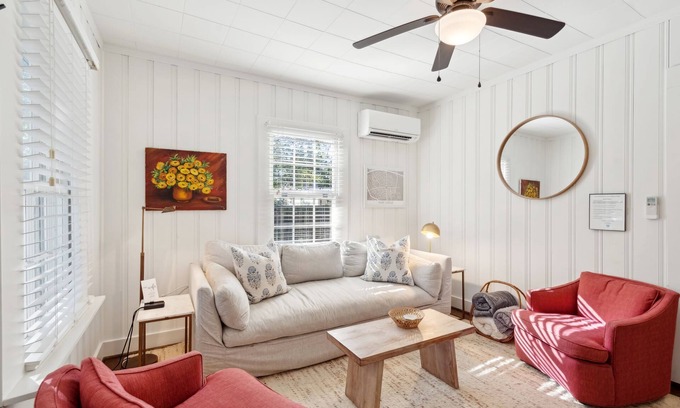 North Charleston House | Park Circle Cottage, walk to shopping & dining, peaceful & quiet, fire pit