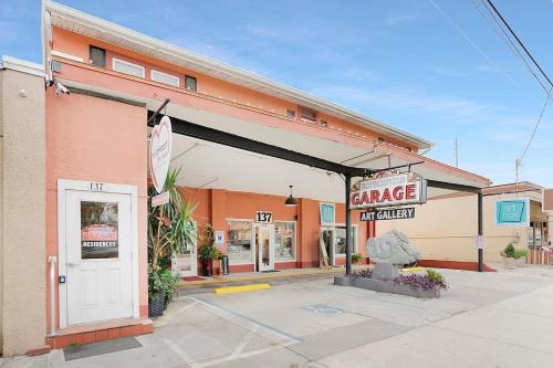 Downtown Historic District Apartment | Park It At the Butterfield Garage, Historic Pre-Prohibition Style Apt in the Heart of Downtown