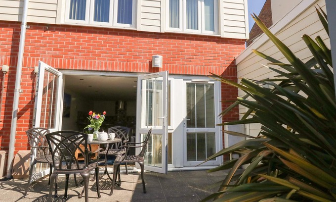 Weymouth Cottage | PARK MEWS, family friendly, country holiday cottage in Weymouth