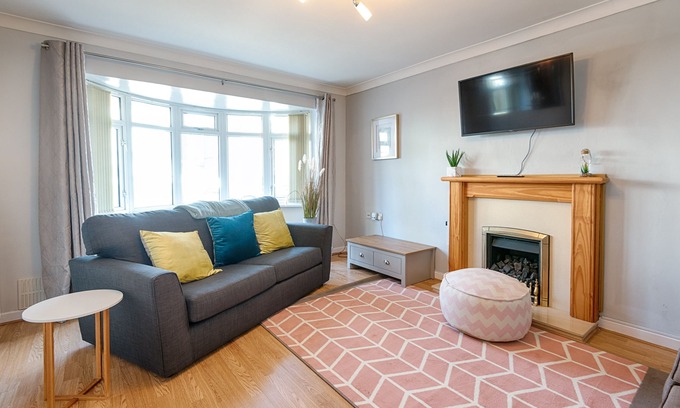 Morriston House | Parking, Garden, En-Suite & Tv's in all Rooms!