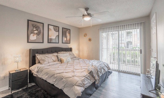 Ellendale Apartment | Parkside Retreat King Suite w/Pool & Gym