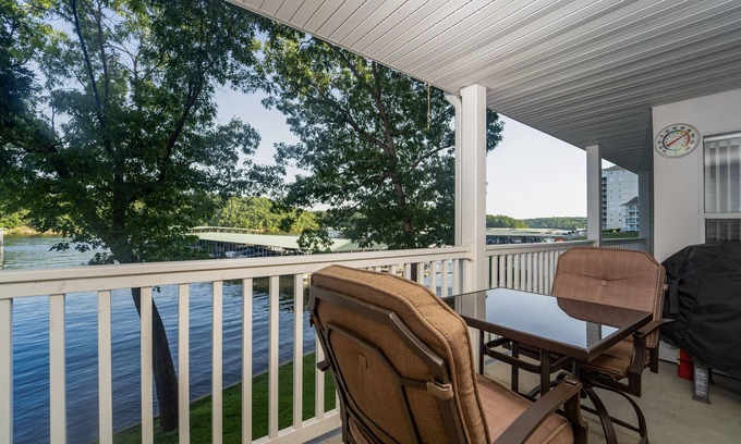 Osage Beach Condo | Parkview Bay 212 - Lakeside Condo w/State Park View