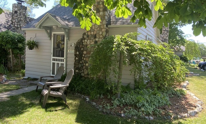 Ludington Cottage | Parkview Cottage #2 - 1/2 block to city beach