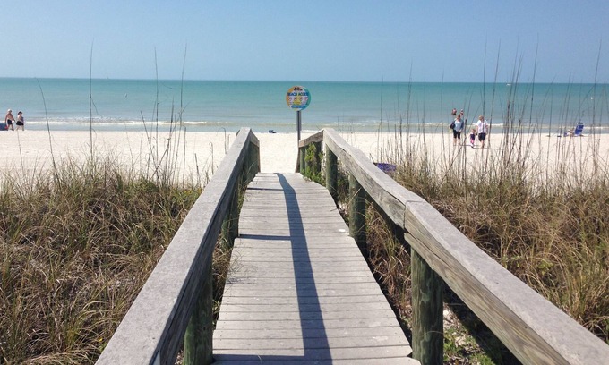 Pass-a-Grille Cottage | Pass a Grille- 30 Steps to sand! 1400 sq feet. 2 bd/ 2 ba. Walk to dining. Pets