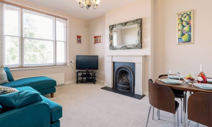 Askew Apartment | Pass the Keys | Bright, Vibrant Shepherd's Bush Oasis Quick Stroll To Westfield Shopping Centre