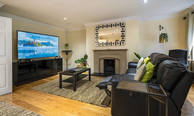 Queens Quarter House | Pass the Keys | Fab Townhouse Near Queens with Huge TV & Recliners