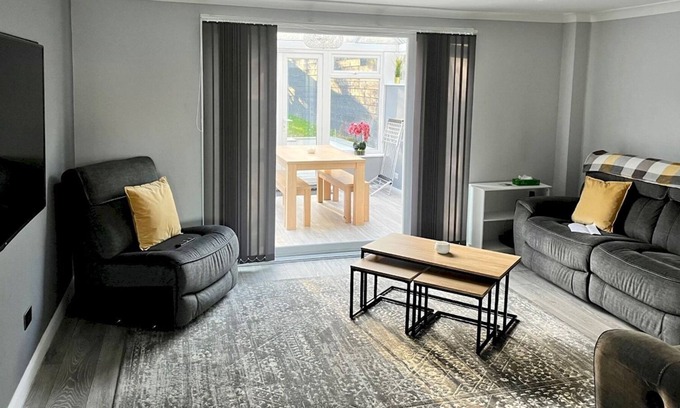 Borehamwood House | Pass the Keys | Family Friendly 3 Bedroom Home with Large Garden