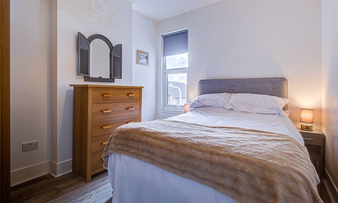 Southend-on-Sea Apartment | Pass the Keys | City beach flat next to the sea sleeps up to 8