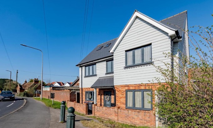 Hawkwell House | Pass the Keys Hawkwell Retreat 5 Bedroom home Hockley