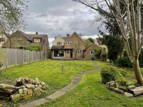 Wraysbury House | Pass the Keys Idyllic Home in Picturesque Village of Wraysbury
