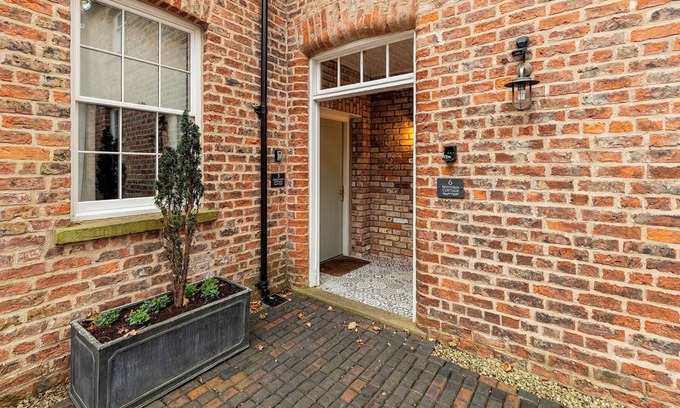 York House | Pass the Keys | No. 6 - Wisteria Cottage