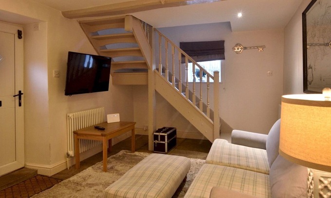 Scampton House | Pass the Keys | Scampton Cottage