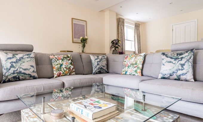 Runnymede House | Pass the Keys | Spacious family home in Surrey