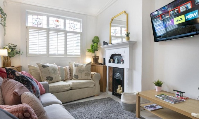 Belfast City Centre House | Pass the Keys Spacious Home Rooftop Terrace Cafes Bars