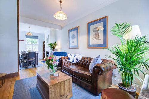 Leigh-on-Sea House | Pass the Keys Stunning Cottage in the Heart of Old Leigh