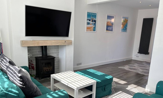 Hoylake House | Pass the Keys | Well located 2 bedroom home Beautifully decorated