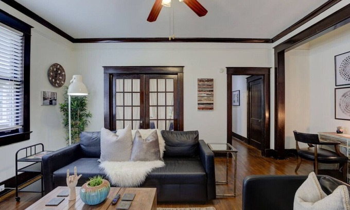 Midtown Apartment | PB 2 · 1900`s Historic Getaway - Prime Midtown Location!