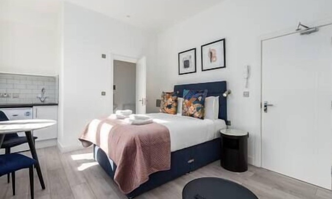 Holland Park Apartment | PBC | Studio Apt in Richmond (RICH3)