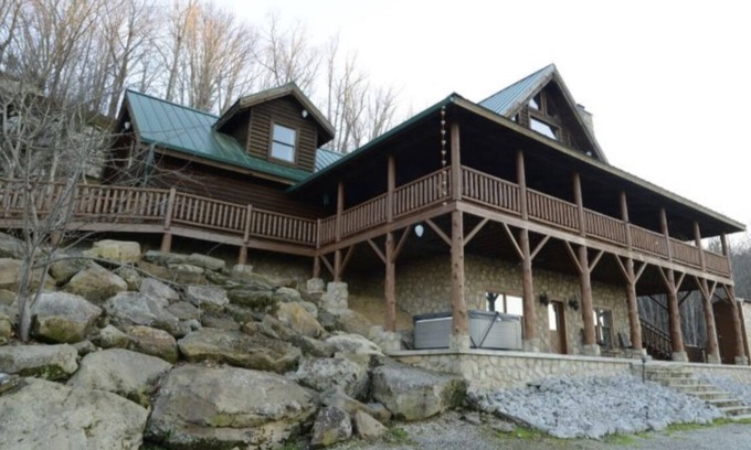 Tuscumbia House | Peace on Earth-4,000’ Log Cabin,210 acres,Jacuzzi & Game Room