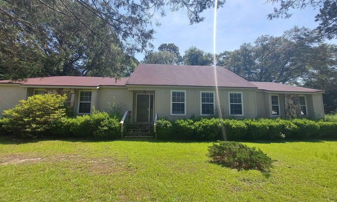 Douglas House | Peaceful almost 4 acres pond,sunroom, close to shopping restaurant's Douglas,GA