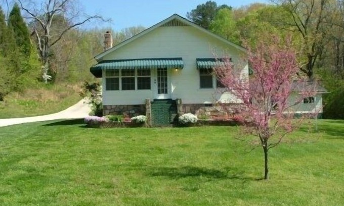 Hixson Cottage | Peaceful and Convenient, go from country road to downtown in just minutes!