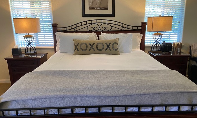 El Verano Cottage | Peaceful and Private Hot Tub, 2.1 miles to Sonoma Plaza, Romantic Getaway for 2