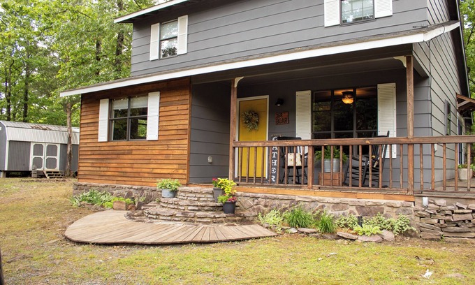 Clinton Cottage | Peaceful and quiet home near the Ozarks.