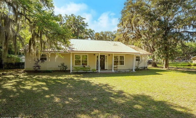 Mossy Oaks House | Peaceful Beaufort Single Story Ranch w/pond view - 3BR/2BA/8 beds. Sleeps Many!