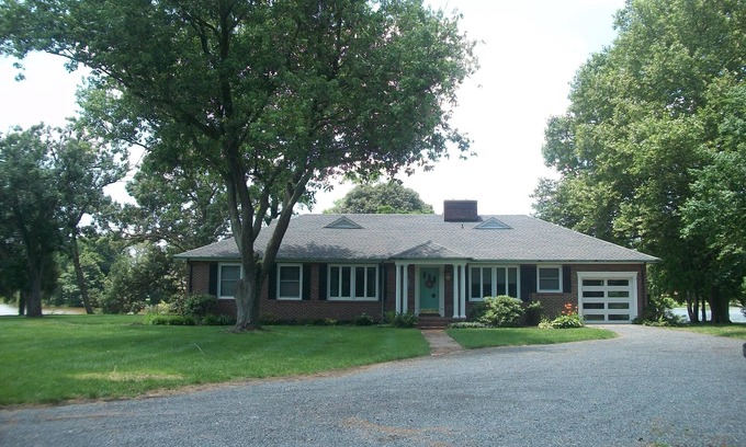 Cambridge House | Peaceful Cambridge Home on Jenkins Creek