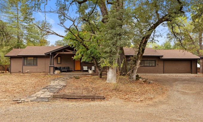 Columbia House | Peaceful Craftsman on Acres (Low Tox)