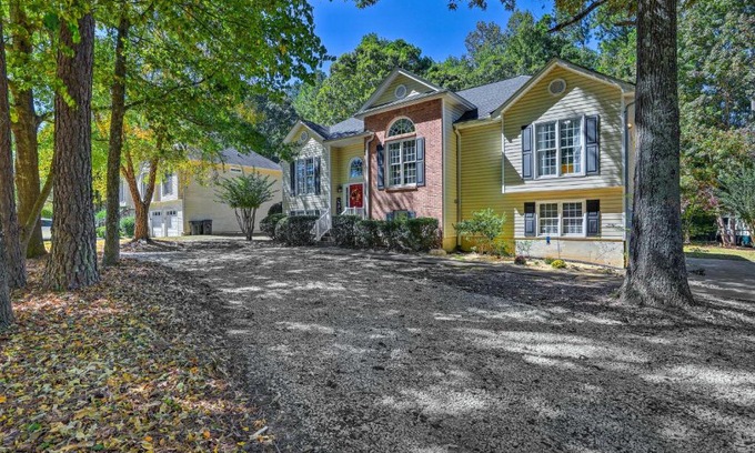 Dallas House | Peaceful Dallas Home with Deck and Charcoal Grill