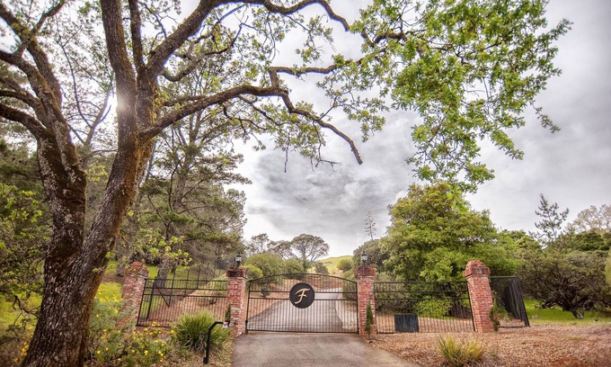 Cloverdale House | Peaceful Hilltop Retreat-Deck, Privacy & Views