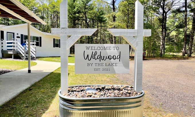 Mauston House | Peaceful home w/3 seasons clubhouse - 1/2 mile from Castle Rock Lake, 2 dogs OK