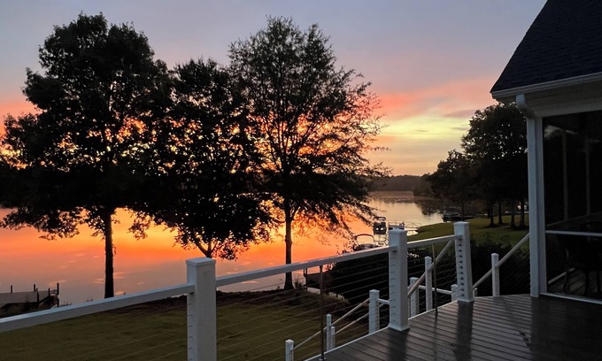 Laurens House | Peaceful Lake House with 2 Master Suites Only 15min from Fountain Inn or Laurens