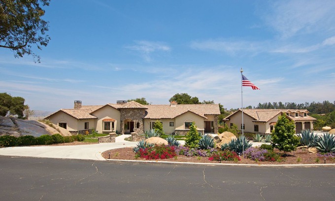 Ramona House | Peaceful Luxurious Country Estate close to Beaches, Golf and Vacation Attraction