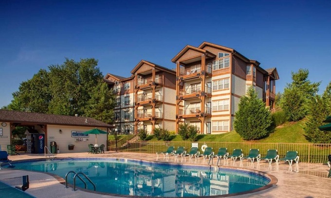 Branson Hotel | Peaceful Ozark Escape w/Jacuzzi Tub + Kitchen for Easy Meal Prep | 4 Units
