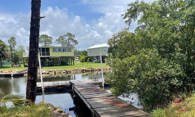 Salem House | Peaceful pile dwelling two bedroom home.