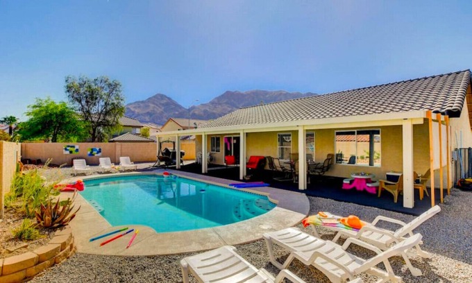Sunrise Manor House | Peaceful POOL- 6beds 3bedrms Kids ok Nellis Close
