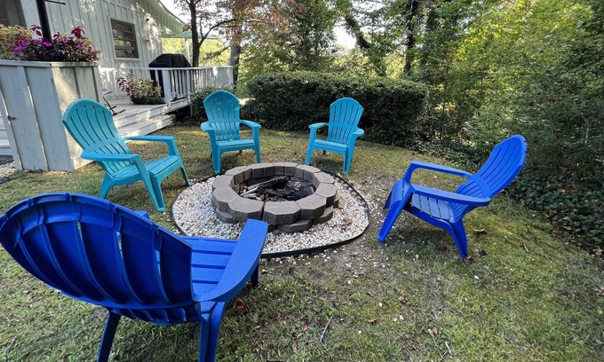 Franklin Cottage | Peaceful Putter, Golf Course Cottage,view of the 2nd hole+fire pit,Wifi,sleeps 4