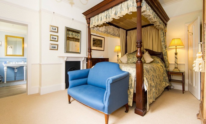 Ross-on-Wye Apartment | Peaceful Quality 2 bedroom/2 bathrooms Country House Apartment:beautiful garden
