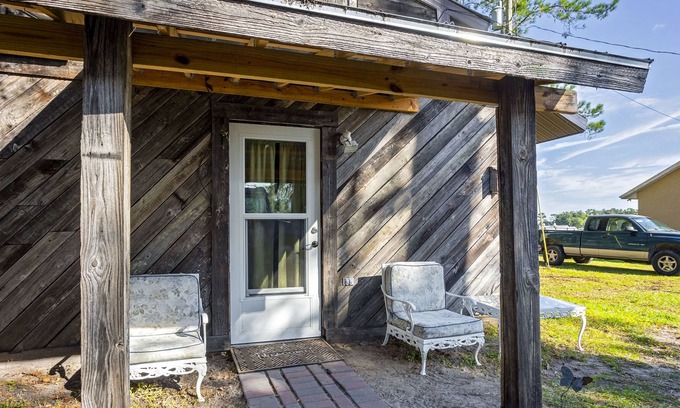 Fellowship House | Peaceful Quiet Charming Rustic Cottage Horse Farm Pet Friendly!