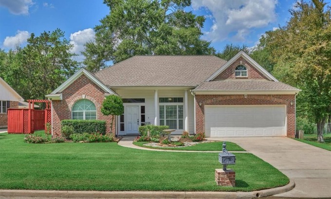 Conroe House | Peaceful, quiet, friendly, seconds from dining, shopping, schools, and commute.
