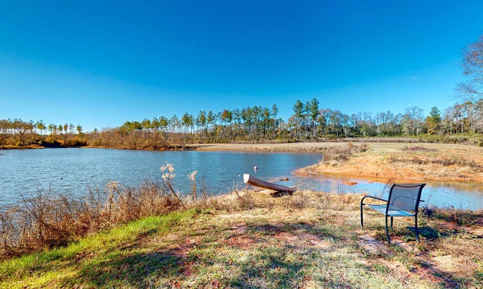 Magnolia Other | Peaceful retreat with ponds, canoe, paddle board, pool table, firepit, & grill