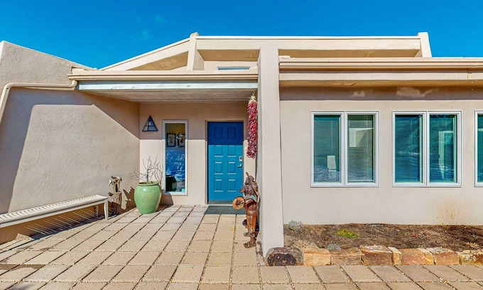 La Tierra House | Peaceful retreat with tons of privacy, patio, gas fireplace & wood burning stove