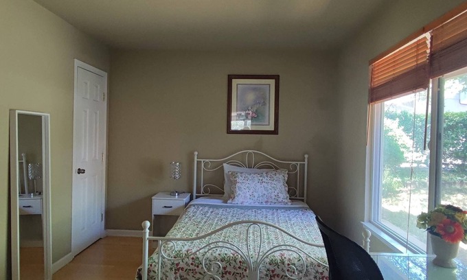 Redding House | Peaceful room in a beautiful house inn Redding