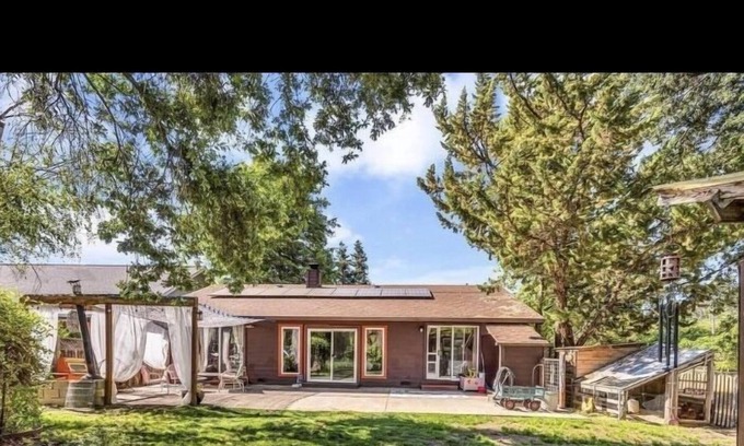 Kelseyville House | Peaceful setting on Kelsey creek ideal for artistic families.