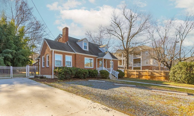 Greensboro House | Peaceful: Steps to UNCG, Close to Coliseum, Koury, Cone, Aquatic Center Downtown