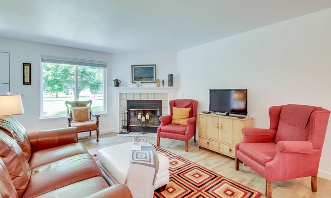 Southeast Boise House | Peaceful townhouse with pool, fast WiFi & partial mountain views - walk to shops