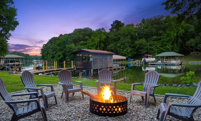 Terrell House | Peaceful Retreat on Lake Norman/Pontoon Boat ava.
